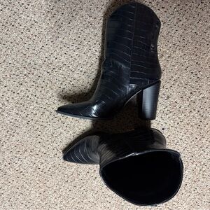 Black snakeskin pattern boots